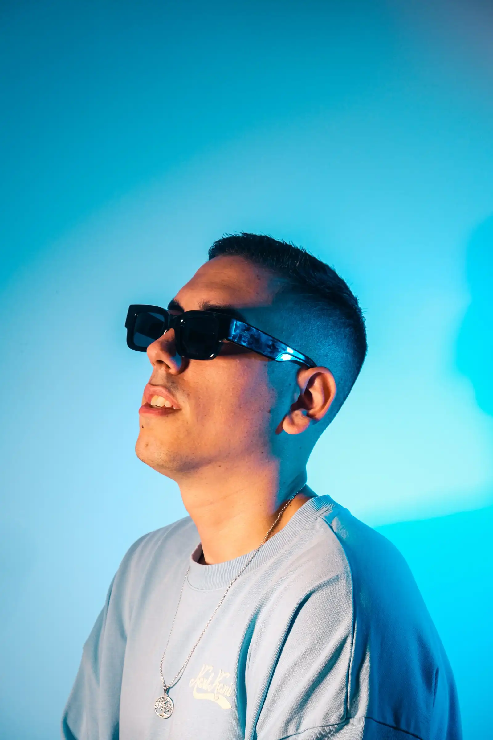 FACELESS con gafas de sol y luz azul
